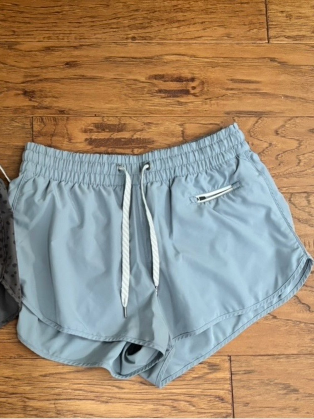 Vuori Light Blue Women's Clementine medium 2.5” length  Drawstring Shorts